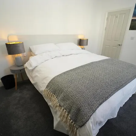 Impeccable 1-Bed Apartment in Merthyr Tydfil Esterno foto